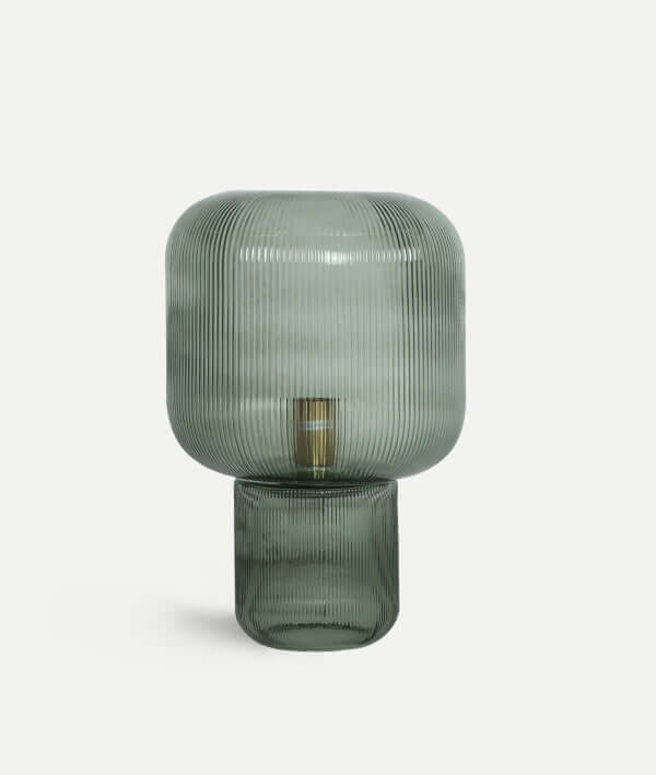 La Lámpara de sobremesa cristal verde estriado 27×27×42 cm - moderna - SIRA V presenta una base cilíndrica de cristal verde estriado y una pantalla a juego, mostrada sobre un fondo blanco liso.
