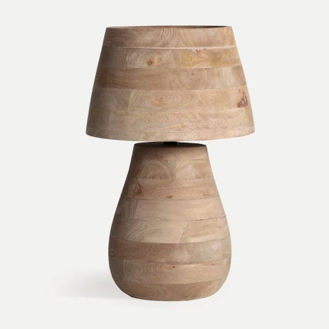 La lámpara de sobremesa de madera de mango Volsted tiene base redondeada y pantalla a juego, ambas con acabado en vetas naturales claras para un toque de estilo colonial.