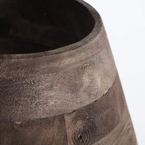 Primer plano de la parte superior de la lámpara de mesa de madera de mango Volsted B, que resalta la textura y la veta de la madera de mango sobre un fondo blanco liso. Ideal para añadir un toque de estilo colonial a tu espacio.
