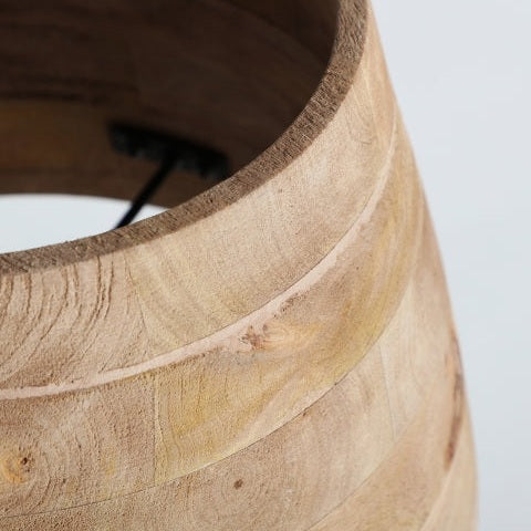 Primer plano de la sección superior de la Lámpara de sobremesa de madera de mango Volsted, destacando su veta, textura y forma curva en un diseño en madera de mango que evoca un estilo colonial auténtico.