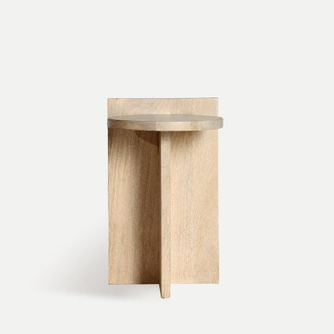 La mesa auxiliar en madera de mango Leszno cuenta con un diseño simple con una base rectangular y una elegante parte superior circular.
