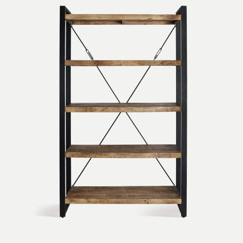 La Estantería de 5 Estantes en madera de mango Guadalest, con estructura metálica negra y soportes cruzados, ofrece un estilo contemporáneo y destaca contra un fondo claro.