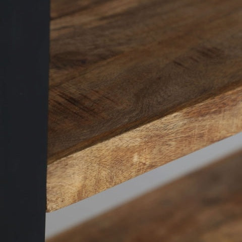 Primer plano de la Estantería de 5 Estantes en madera de mango Guadalest, resaltando su veta natural de madera de mango y su soporte izquierdo en negro mate, ideal para una librería industrial de estilo contemporáneo.