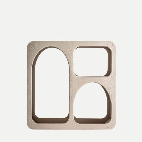 Estante en madera de mango Kotka beige con diseño asimétrico: tres compartimentos abiertos (óvalo vertical grande, rectángulo pequeño y arco mediano inferior derecho), ideal para interiores contemporáneos.