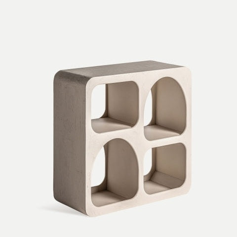 El estante en madera de mango Kotka es beige, rectangular y hueco, con cuatro compartimentos cuadrados redondeados en una cuadrícula 2x2 y un diseño minimalista.