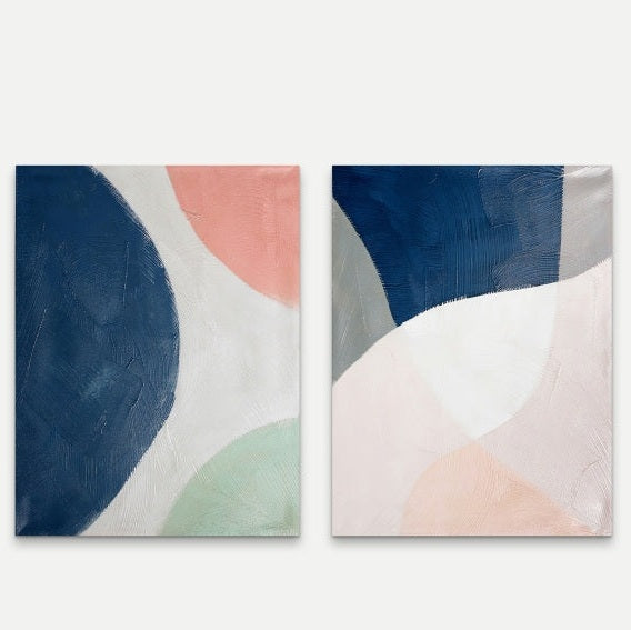 Añade un toque moderno a tu espacio con el Cuadro decorativo en lienzo artesanal multicolor (60x80 cm) Gizela, una obra de arte abstracta que presenta formas curvas superpuestas en azul marino, melocotón, verde menta, gris y blanco sobre fondos claros.