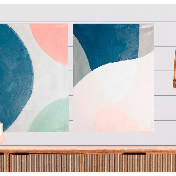 El cuadro decorativo en lienzo artesanal multicolor (60x80 cm) Gizela presenta formas abstractas en azul, rosa, blanco y verde. Queda precioso en una pared de tablas traslapadas sobre un aparador de madera, perfecto para cualquier espacio contemporáneo.