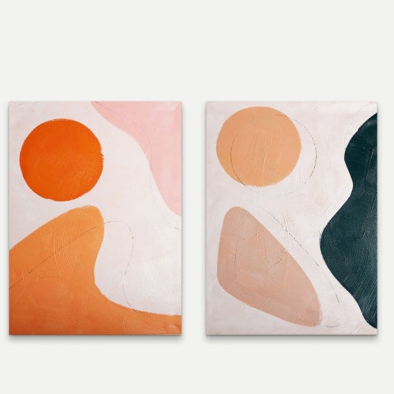 Dos cuadros decorativos en lienzo multicolor pintados a mano (60x80 cm) Jula con formas circulares y orgánicas en tonos naranja, durazno, rosa y verde sobre fondo neutro. Arte abstracto ideal para interiores contemporáneos.
