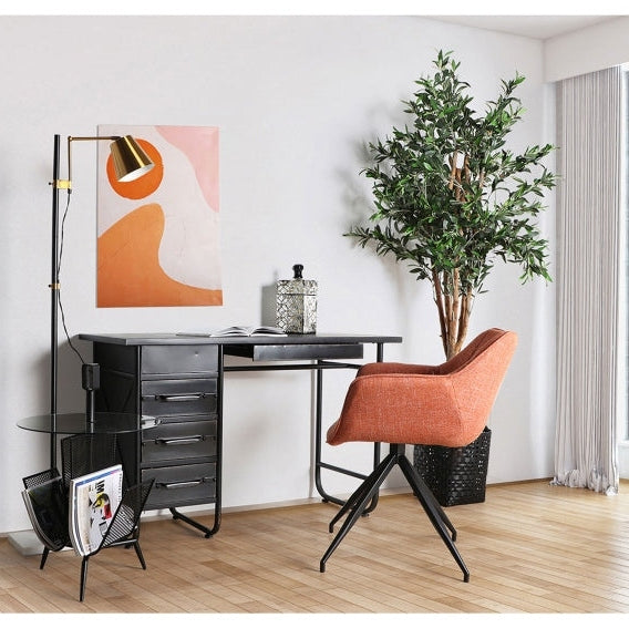Una moderna configuración de oficina en casa con un escritorio negro, una silla naranja, una lámpara de pie, una planta y ventanas con cortinas transparentes presenta los cuadros decorativos en lienzo multicolor pintado a mano (60x80 cm) de Jula para darle un toque de interior contemporáneo.