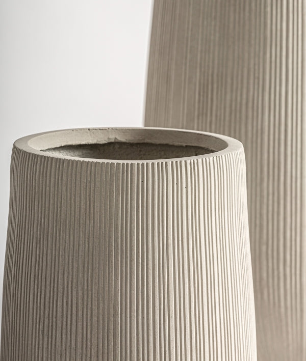 El juego de 2 maceteros de cerámica gris ALYA, de diseño contemporáneo y forma cilíndrica, aporta elegancia a cualquier espacio y es ideal para decoración del hogar con fondos neutros.