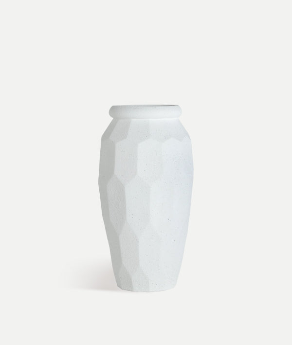 Macetero de poliresina blanca, ELMUR XL (42×42×82 cm), presenta un moderno diseño en blanco roto, ideal como macetero decorativo o para combinar con otros maceteros de poliresina blanca de su colección.
