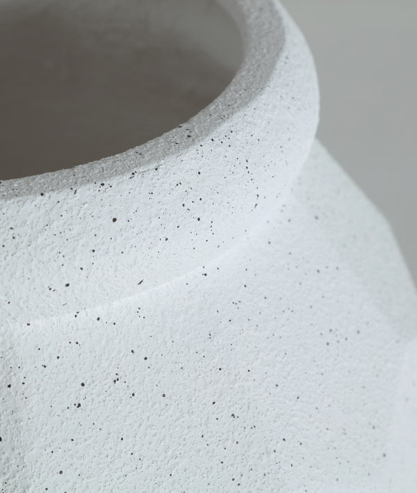 Detalle del borde texturizado y del cuerpo superior del Macetero de poliresina blanco roto 45×45×46 cm - moderno - ELMUR L, ideal para decoración interior o como elegante macetero blanco roto.