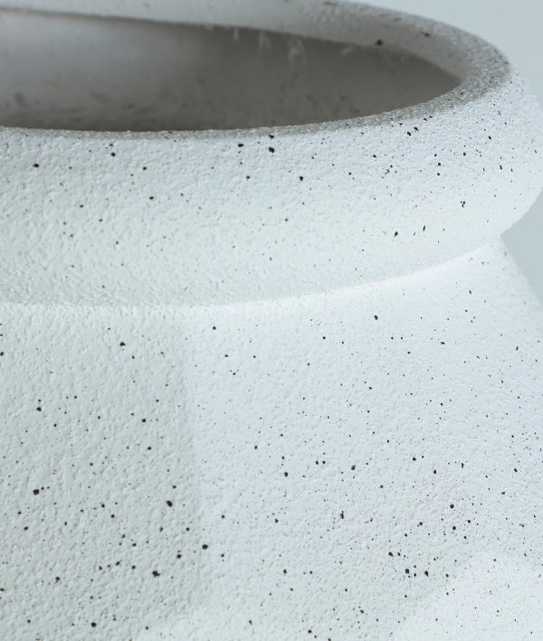 Detalle del macetero ELMUR XL de poliresina blanco roto (42×42×82 cm), con superficie texturizada y borde redondeado: un macetero decorativo moderno ideal para interiores elegantes.