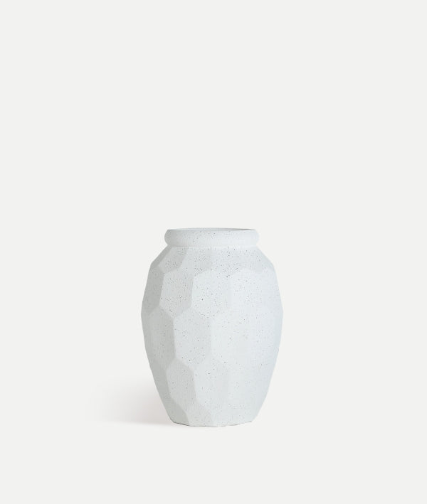 El Macetero de poliresina blanco roto 46×46×62 cm - moderno - ELMUR L se presenta sobre un fondo blanco liso.