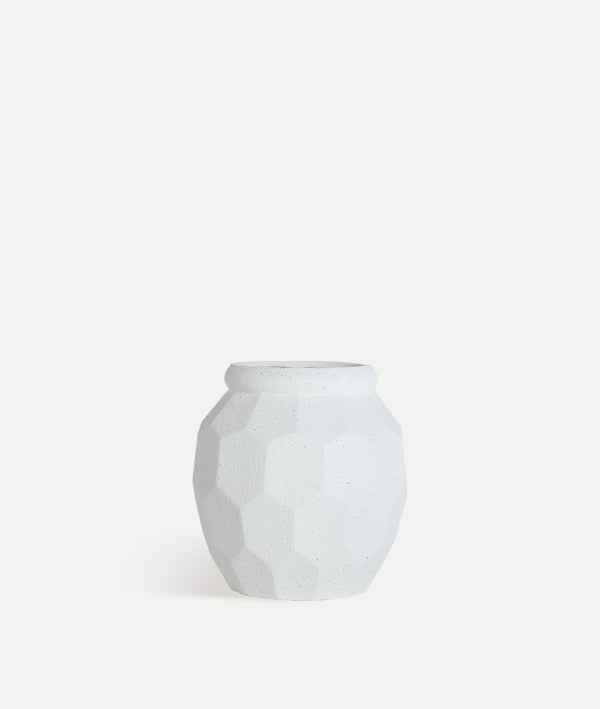 El Macetero de poliresina blanco roto ELMUR L (45×45×46 cm), con diseño moderno, es ideal para decoración interior y resalta en cualquier ambiente minimalista.