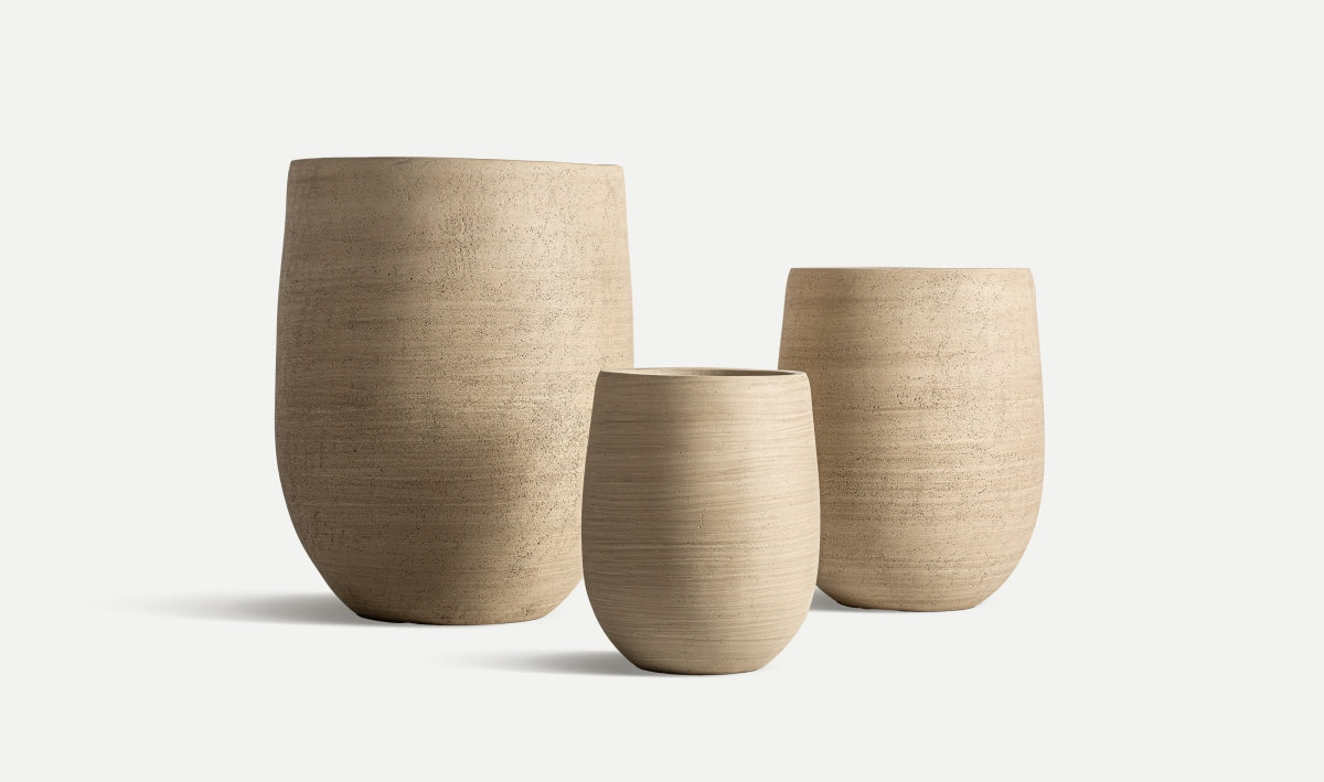 El Juego de 3 maceteros de cerámica beige - natural - LUMA presenta tres maceteros de diferentes alturas con textura, dispuestos sobre un fondo blanco liso.