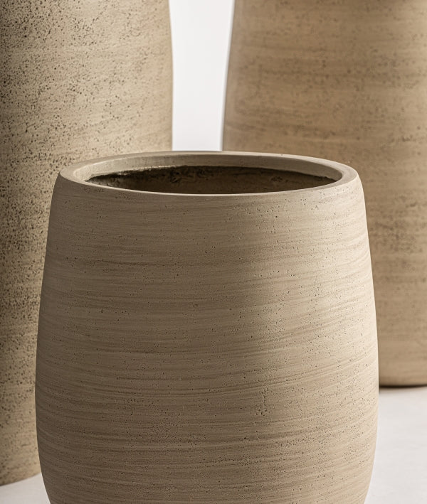 El Juego de 3 maceteros de cerámica beige - natural LUMA, con acabado texturizado y mate, se presenta agrupado sobre un fondo claro.