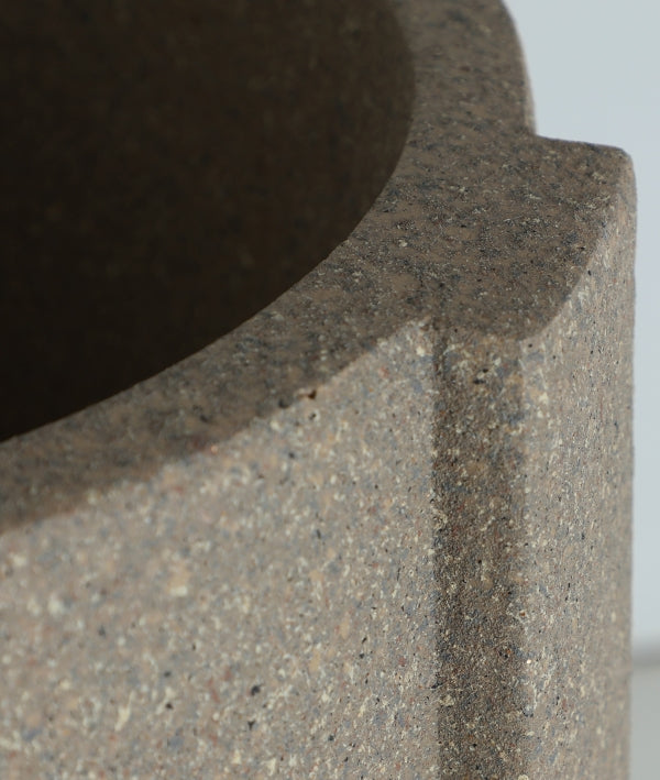 Detalle de la superficie rugosa y el borde anguloso del Macetero de poliresina marrón 39×39×81 cm - moderno - LUNOR M, con borde dentado.
