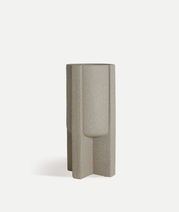 Jardinera LUNOR M alta y moderna de poliresina marrón (39×39×81 cm) con un diseño geométrico y cuatro patas rectangulares, presentada sobre un fondo blanco liso.