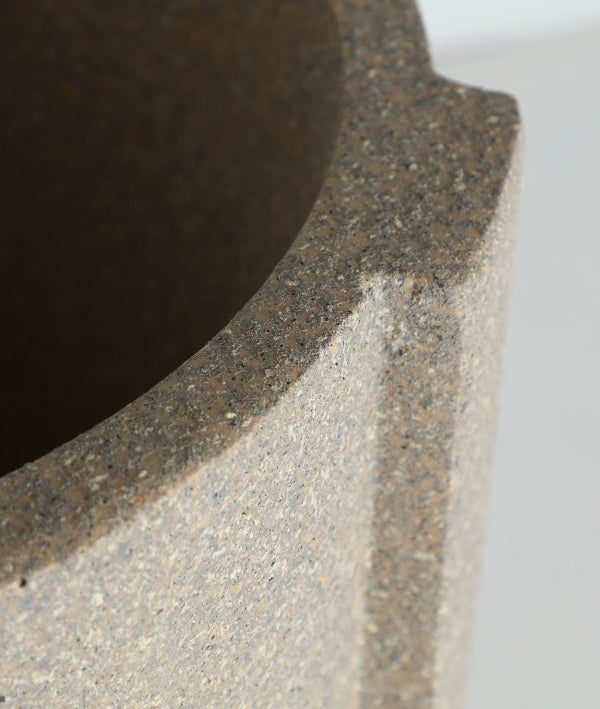 Detalle del borde y la superficie texturizada del Macetero de poliresina marrón 42×42×101 cm - moderno - LUNOR G, con detalles de muescas, ideal para la decoración contemporánea.