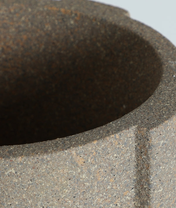 Primer plano del borde e interior de un macetero de poliresina marrón LUNOR P (37×37×61 cm), ideal para decoración interior con diseño moderno y textura rugosa.