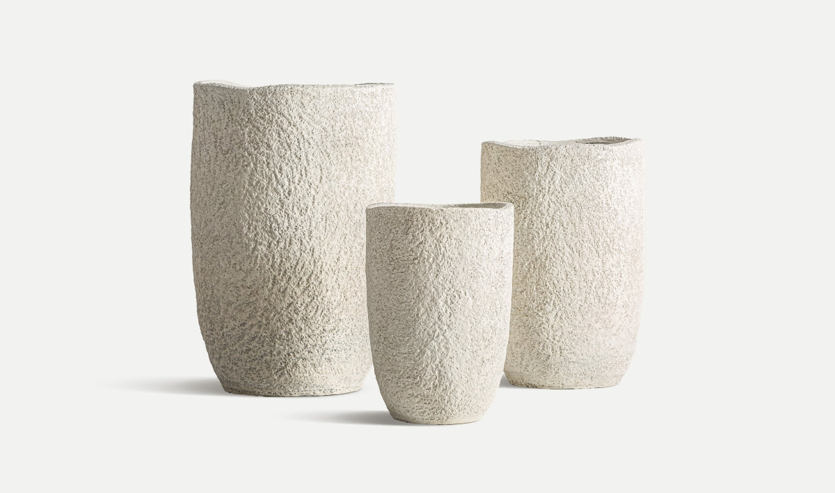 El Juego de 3 maceteros de cerámica rugosa blanco roto - natural - MASSA, en diferentes alturas, resalta su diseño contemporáneo sobre un fondo blanco sencillo.