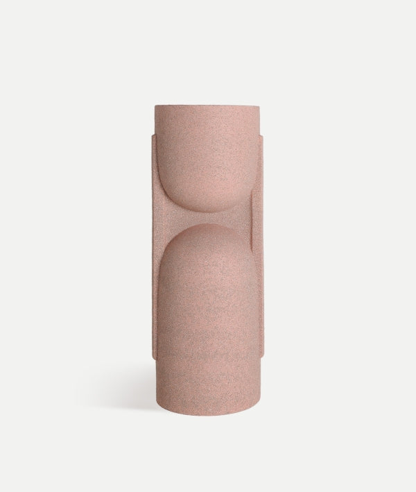 Moderno macetero de poliresina rosa de 42×40×111 cm (B NIVOR G) con forma cilíndrica alta y detalles geométricos redondeados en su superficie texturizada, sobre fondo blanco liso.