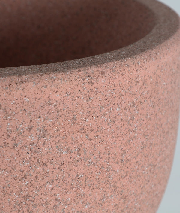 Detalle del borde y de la superficie texturada del Macetero de poliresina rosa 40×40×90 cm - moderno - NIVOR G, sobre fondo claro.
