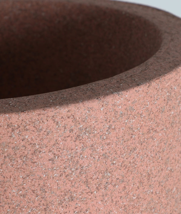 Detalle del borde y la superficie texturizada del Macetero de poliresina rosa 42×40×111 cm - moderno - B NIVOR G, de diseño cilíndrico en tono rosa.