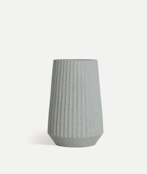 Macetero alto de poliresina gris claro SANDEN P (38×38×61 cm) con acabado mate, crestas verticales y base hexagonal, expuesto sobre fondo blanco liso.