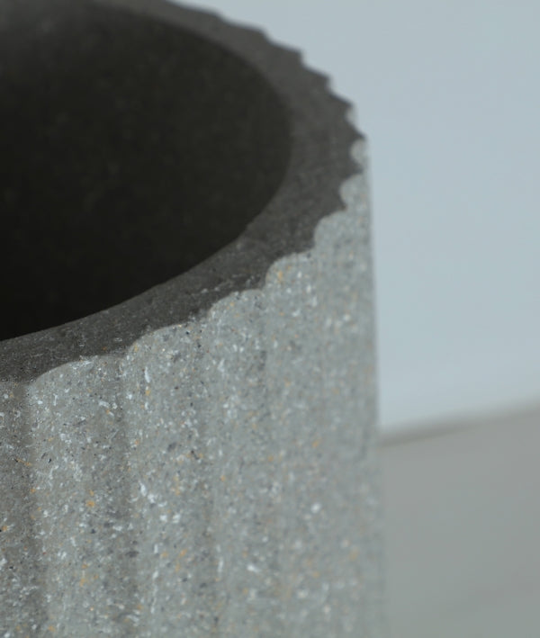 Detalle del Macetero de poliresina gris 38×38×61 cm - moderno - SANDEN P, de cuerpo cilíndrico texturado y borde dentado, ideal como macetero para interiores y exteriores sobre fondo liso.