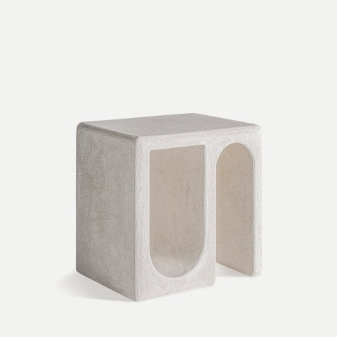 La mesa auxiliar en DM blanco minimalista Arnsberg presenta una parte superior rectangular con dos recortes laterales en forma de U, mostrando un diseño contemporáneo sobre un fondo liso.