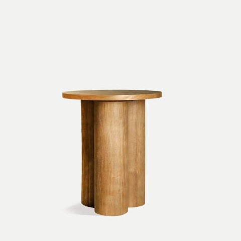 La mesa auxiliar en madera de abeto HOEK2 es una mesa redonda contemporánea elaborada en madera de abeto, que presenta una superficie lisa y tres patas cilíndricas, que se coloca elegantemente sobre un fondo liso: una pieza auxiliar perfecta para cualquier entorno moderno.