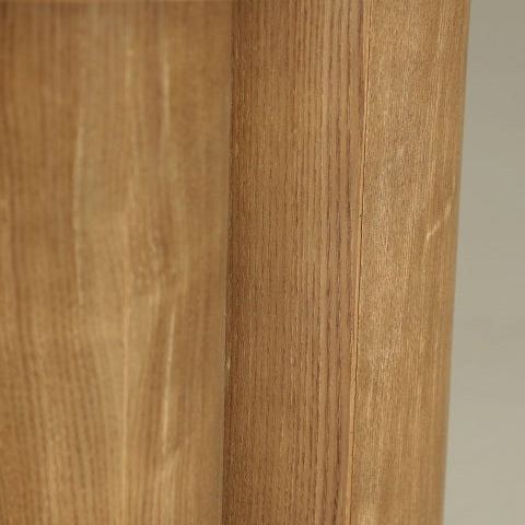 Dos vigas verticales con una textura de veta de madera de abeto, similar a la Mesa auxiliar en madera de abeto HOEK2, se encuentran juntas sobre un fondo sencillo, incorporando un diseño contemporáneo.