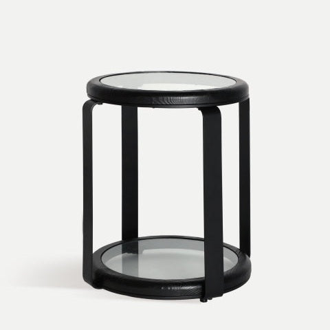 La Mesa auxiliar industrial en madera de abeto Kilde presenta una estructura de metal negro con estante superior e inferior de cristal, mostrando un diseño minimalista fabricado con materiales de alta calidad.