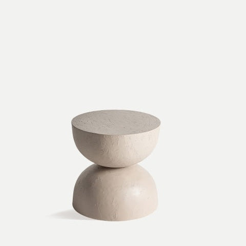 La mesa auxiliar de arcilla con detalles DM Kotka es una mesa auxiliar minimalista en beige con acabado texturizado, tablero y base redondeados. Adopta un estilo moderno para quienes buscan un diseño versátil que complemente cualquier espacio contemporáneo.