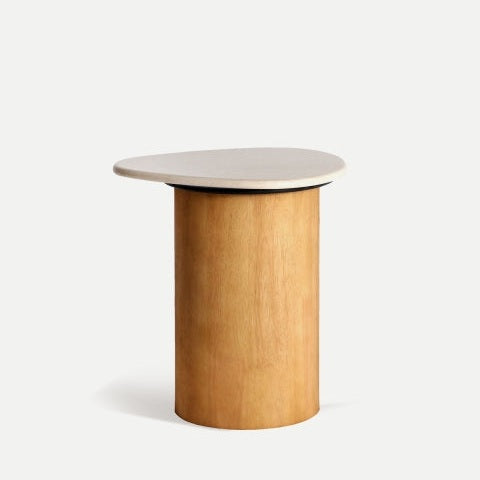 La Mesa auxiliar de mármol y madera Lorach cuenta con una base cilíndrica de madera y cubierta asimétrica de mármol blanco, ideal para dar un toque moderno a cualquier espacio, sobre un fondo blanco sencillo.