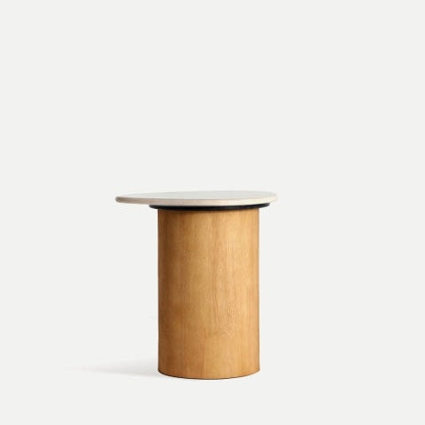 La Mesa auxiliar de mármol y madera Lorach es redonda y pequeña, con base cilíndrica de madera y tablero de mármol blanco descentrado, mostrando un diseño moderno sobre fondo blanco.