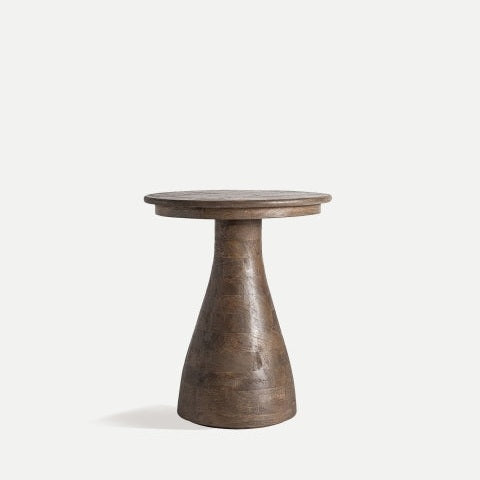 La Mesa auxiliar cuadrada de madera de mango Takala, con una base lisa y cónica sobre un fondo blanco liso, es perfecta para complementar cualquier espacio con un toque de diseño rústico.