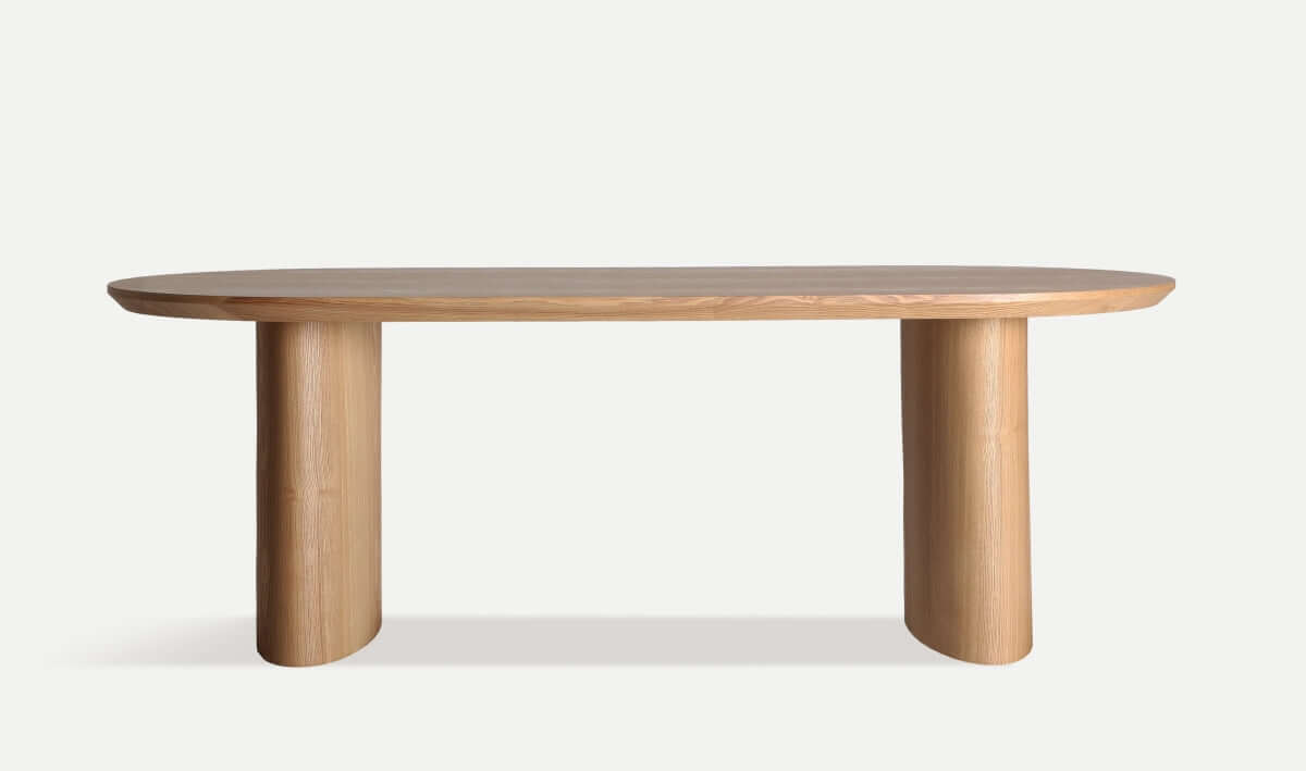 La Mesa de comedor elíptica DM y chapa de nogal marrón 220×100×76 cm - SOMA, con elegante base cilíndrica y tapa ovalada, destaca en un fondo blanco; ideal para un comedor moderno.