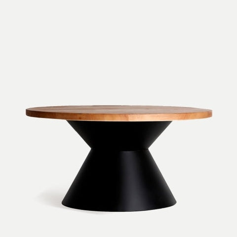 La mesa de centro de hierro y madera Amilly presenta un tablero redondo de madera y una base cónica negra, presentando un perfil elegante sobre un fondo liso. Representa un diseño funcional y realza cualquier ambiente moderno con sofisticación.