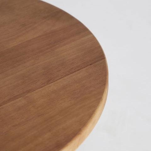 Primer plano del borde de la Mesa de centro en hierro y madera Amilly con un acabado suave, que muestra la veta y el color natural de la madera: la pieza central perfecta para realzar cualquier ambiente moderno con su diseño funcional.