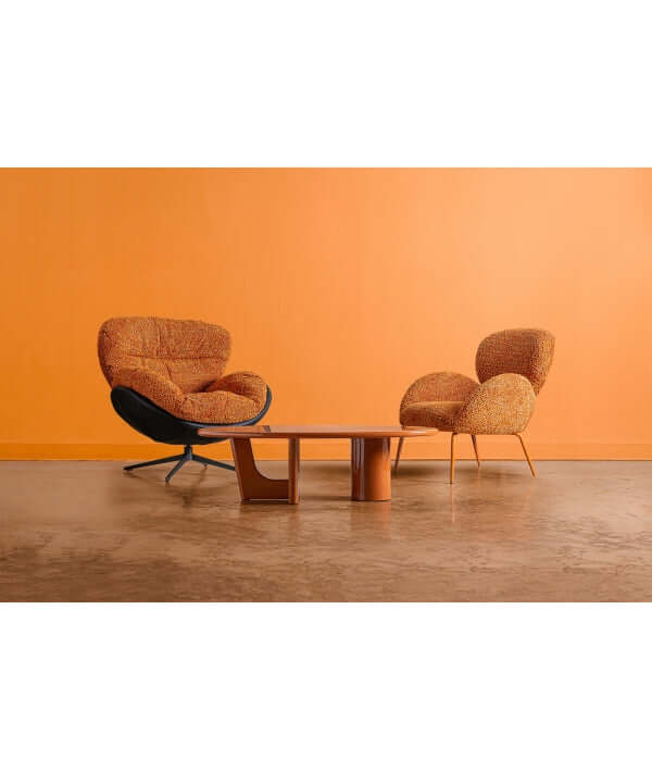 Dos sillones naranjas y una Mesa de centro DM lacado naranja 120×60×35 cm - BAEZA baja y moderna están dispuestos contra una pared naranja sobre un suelo de hormigón pulido.