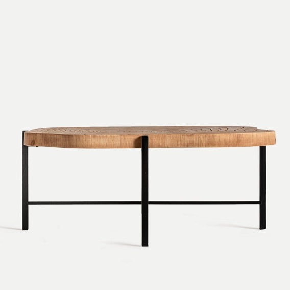 La "Mesa de centro en madera de abeto Gien" es una mesa redonda de madera con acabado natural, con estructura de metal negro y cuatro patas. Fabricada con materiales de alta calidad, presenta un sutil estilo industrial sobre un fondo liso.