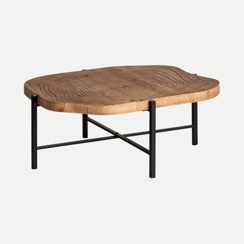 La Mesa de centro en madera de abeto Gien presenta una tapa con patrón de anillos de árbol elaborada con materiales de alta calidad, combinada con elegantes patas de metal negro para darle un toque de estilo industrial.