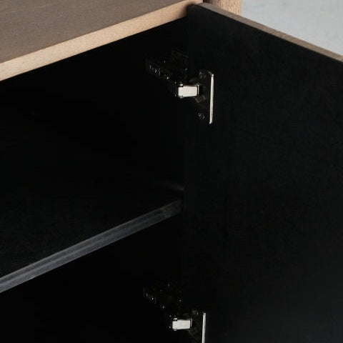 Abre la puerta del Mueble TV en madera de fresno negro de Busk con su elegante diseño moderno, que cuenta con una bisagra visible en el lado derecho y un estante en el interior, perfecto para almacenamiento integrado.