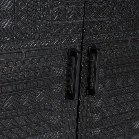 Primer plano de una superficie texturizada con patrones geométricos y dos tiradores verticales oscuros en el centro, elaborados con elegante madera de fresno negra para un toque de diseño moderno. Presentamos el Mueble TV en fresno negro con puertas Antrim.