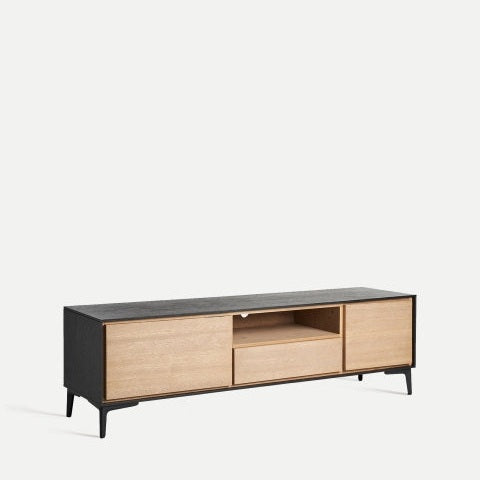 El mueble TV en madera DM y hierro Brussa presenta un elegante diseño industrial con un marco negro y un frente de madera DM, dos gabinetes cerrados, un estante abierto y un cajón central, ideal para cualquier espacio de estar moderno.