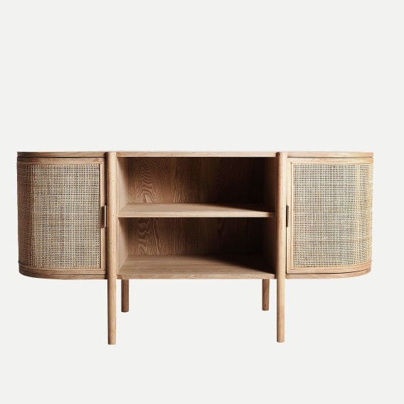 El Mueble TV en DM con fresno Ikla es un aparador de madera que presenta detalles en ratán en las puertas, un estante central abierto y patas cilíndricas.