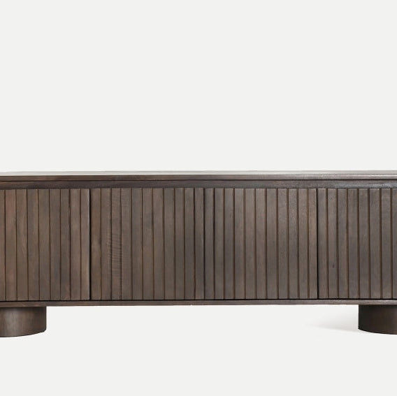 Mueble TV de madera de mango Kolga con diseño de lamas y patas redondeadas, destacando un diseño contemporáneo fabricado en madera de mango de primera calidad.